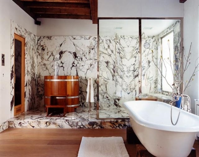 salle-de-bains-en-bois-idée-originale-marbre-baignoire