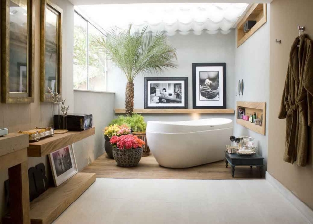 salle de bains en bois idée-originale-palmier-baignoire-ovale