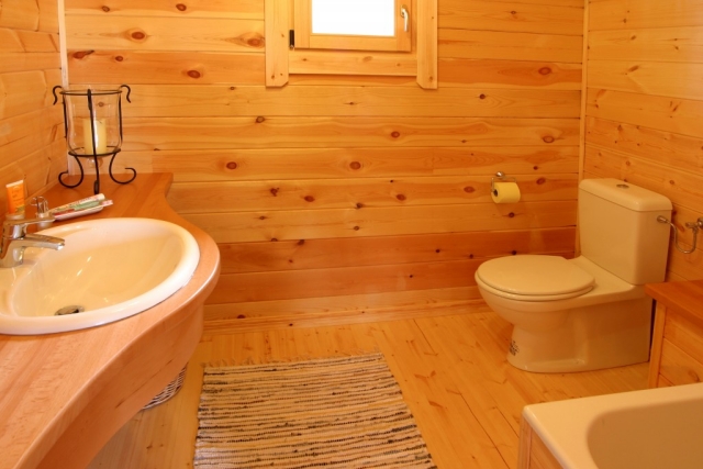 salle-de-bains-en-bois-idée-originale-revêtement-sol-mur-toilettes
