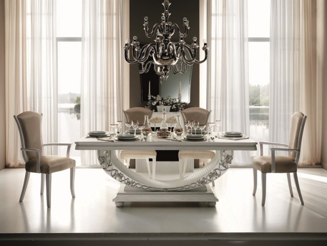salle-manger-contemporaine-MIRÒ-Arredoclassic-table-classique-rideaux-beige-blanc-chaises-tapissées-cuir-beige salle à manger contemporaine