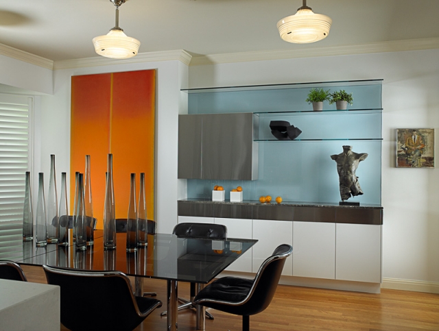 salle-manger-contemporaine-accents-orange-chaud-vases-verre-table-verre-acier-chaises-tapissées-modernes salle à manger contemporaine