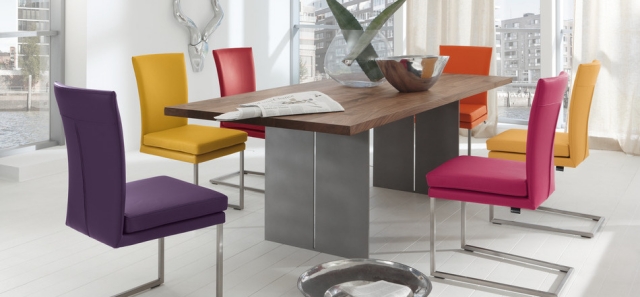 salle-manger-contemporaine-blanche-élégante-chaises-tapissées-couleurs salle à manger contemporaine