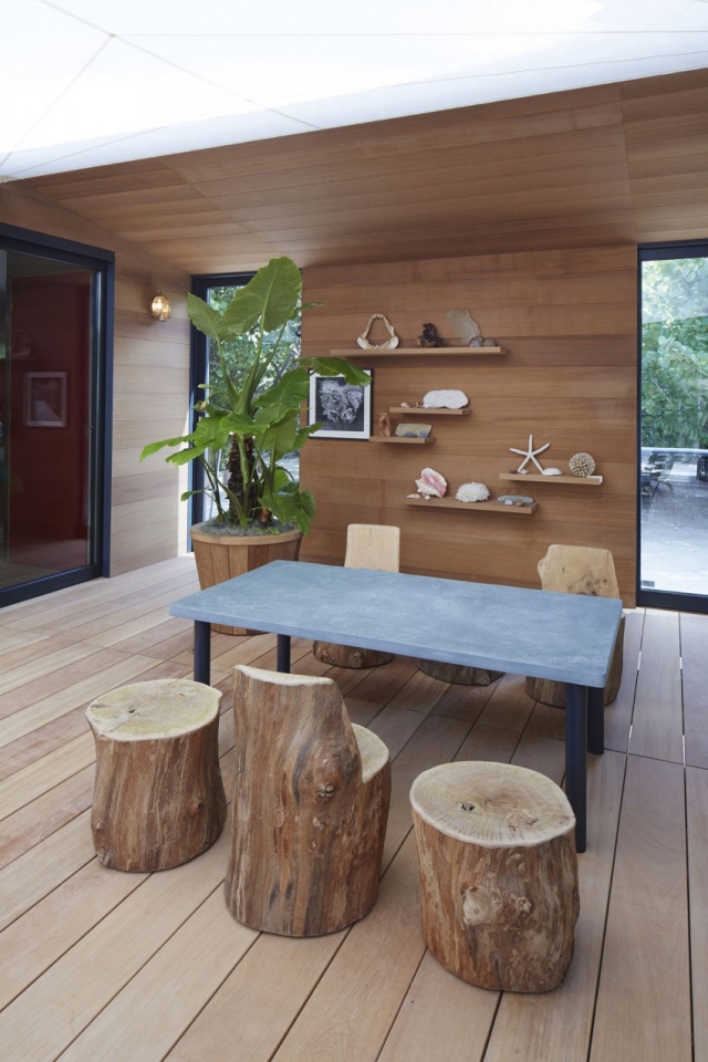 salle à manger contemporaine bois-tabourets-troncs-arbres