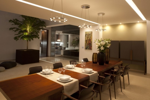 salle-manger-contemporaine-corniche-lumineuse-LED
