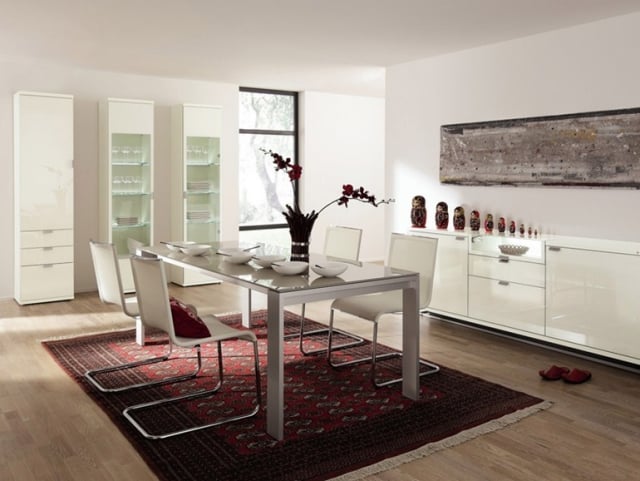 salle à manger contemporaine salle-manger-contemporaine-mobilier-élégant-bois-verre-acier-buffet-blanc-tapis-vintage