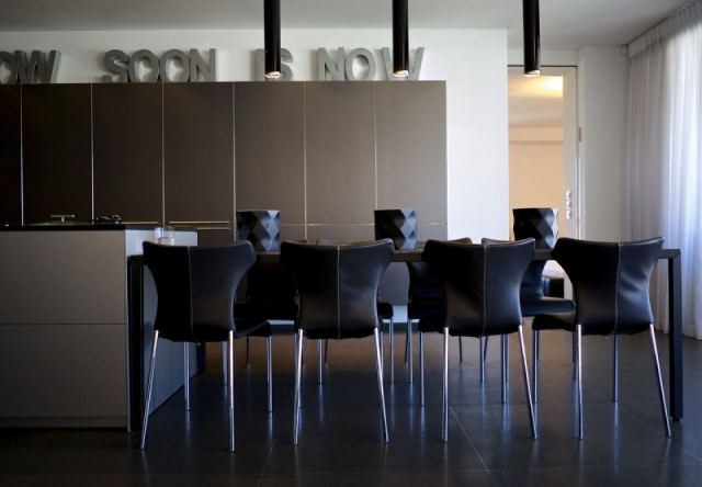 salle-manger-contemporaine-mobilier-noir-plafonniers