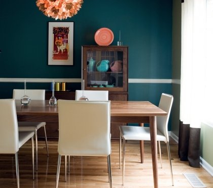 salle-manger-contemporaine-mur-bleu-pétrole-table-bois-chaises-blanches