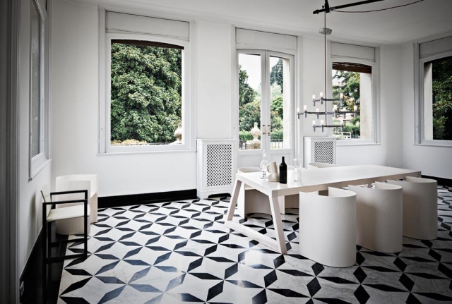 salle à manger contemporaine salle-manger-contemporaine-plancher-blanc-noir-table-chaises-modernes-blanches-lustre-vintage