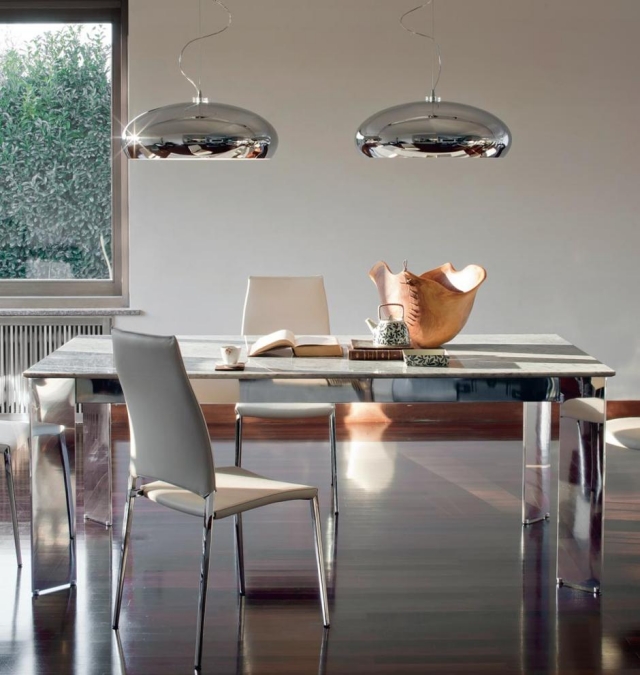 salle-manger-contemporaine-suspensions-accent-métalliques-table-acier-chaises-blanches