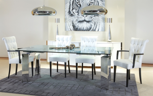 salle-manger-contemporaine-table-acier-inox-verre-chaises-tapissées-noir-blanc-tapis-gris