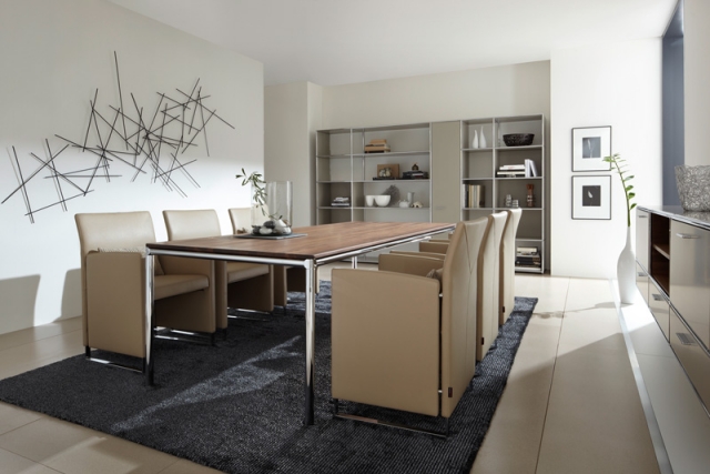 salle-manger-contemporaine-table-bois-élégante-chaises-rembourrées-beige-accents-muraux