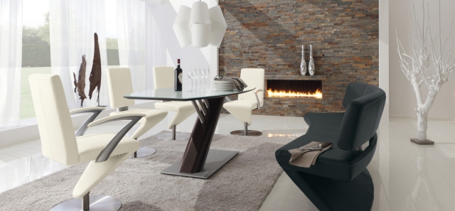salle à manger contemporaine salle-manger-contemporaine-table-design-élégant-chaises-noir-blanc-cheminée