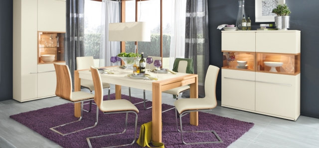 salle à manger contemporaine salle-manger-contemporaine-tapis-lilas-accent-buffet-blanc-table-bois-blanche-chaises-tapissées