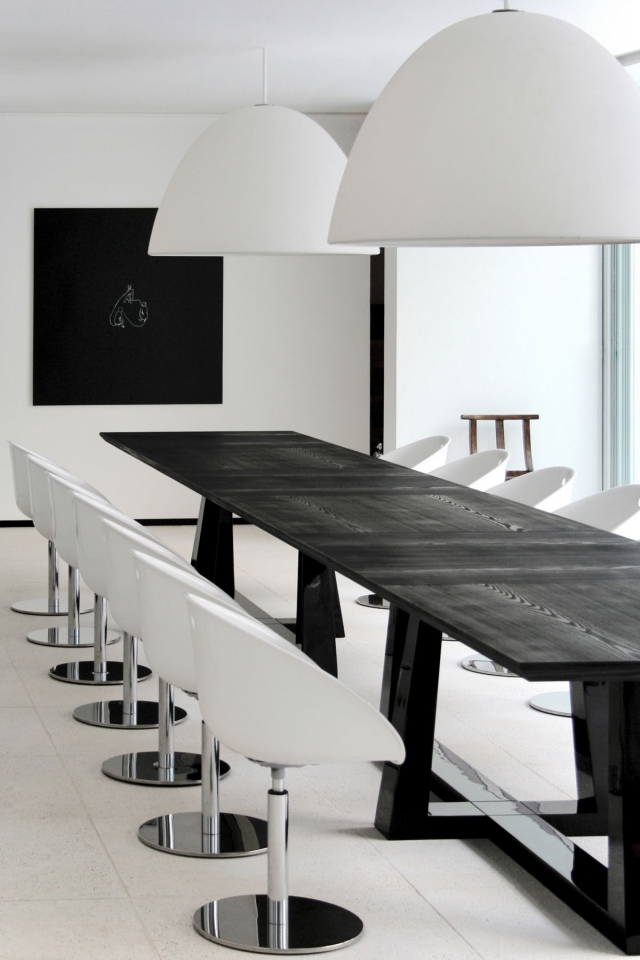 salle-manger-minimaliste-chaises-pivotantes-table