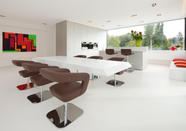 salle-manger-moderne-chaises-pivotantes-table-luxe