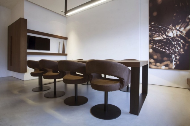 salle-manger-moderne-minimaliste-chaises-pivotantes