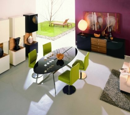 salle-manger-moderne-table-ovlae-noir-laqué-chaises-cuir-vert