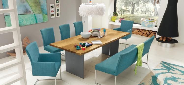 salle-manger-moderne-table-rectangulaire-bois-massif-chaises-banquette-bleu-parquet