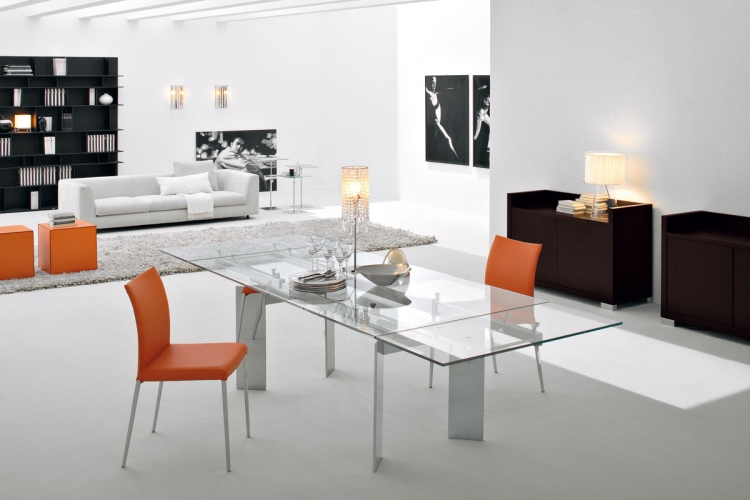 salle-manger-moderne-table-rectrangulaire-verre-chaises-cuir-orange