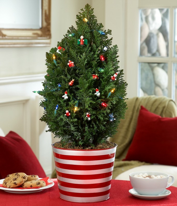 sapin-Noël-pot-décoration-maison-jardin-pot-décoré-rayures-rouges-blanches-petites-figures-colorées