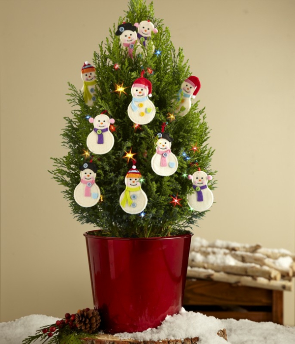 sapin-Noël-pot-décoration-maison-jardin-pot-rouge-petits-bonhommes-guirlande-lumineusesapin de Noël en pot 