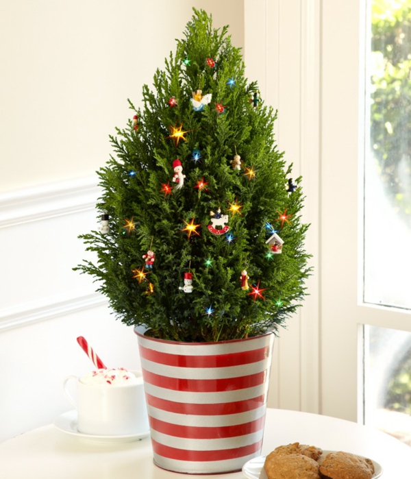 sapin de Noël en pot sapin-Noël-pot-décoration-maison-jardin-rouge-blanc-rayures-pot-figures-petites-guirlande-lumineusesapin de Noël en pot 