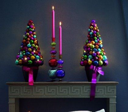 sapin-Noël-artificiel-DIY-original-boules-Noël-rubans-lilas-rose-chandeliers-uniques