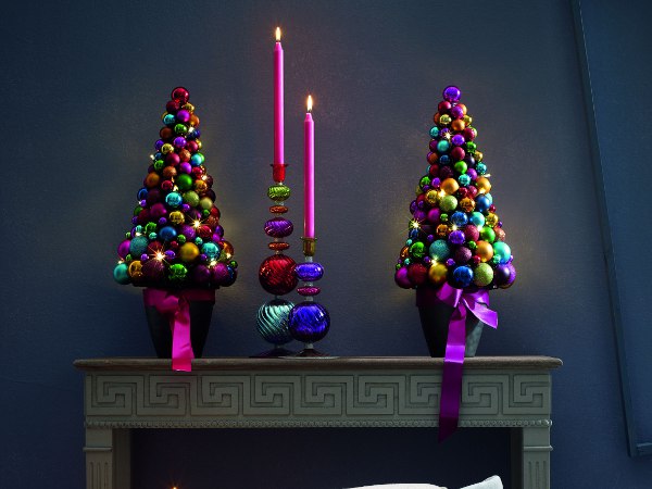 sapin-Noël-artificiel-DIY-original-boules-Noël-rubans-lilas-rose-chandeliers-uniques