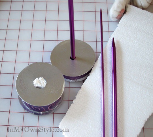 sapin-Noël-artificiel-DIY-original-boules-Noël-trous-bobines-polystyrène-aiguilles
