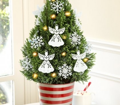 sapin-Noël-pot-décoration-maison-jardin-figures-papier-blanc-anges-flacons-neige