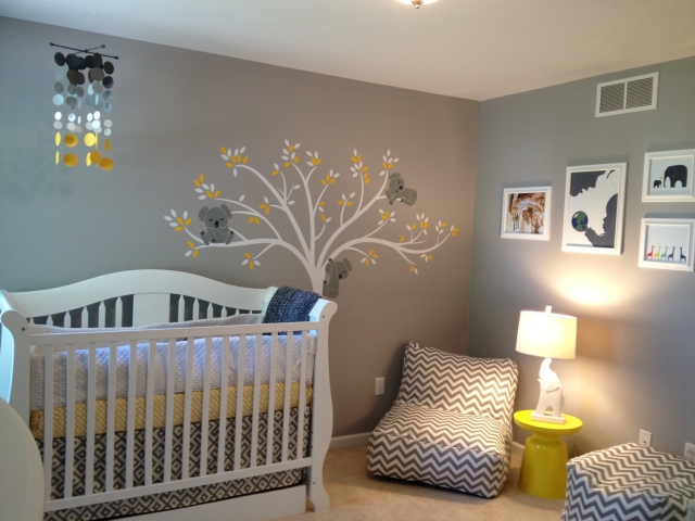 stickers-chambre-bébé-23-belles-idées-décoration-murale-arbre-blanc-koalas-feuilles-jaunes-blanches