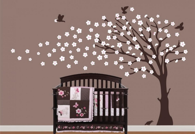stickers-chambre-bébé-23-belles-idées-décoration-murale-arbre-marron-fleurs-blanches-oiseaux