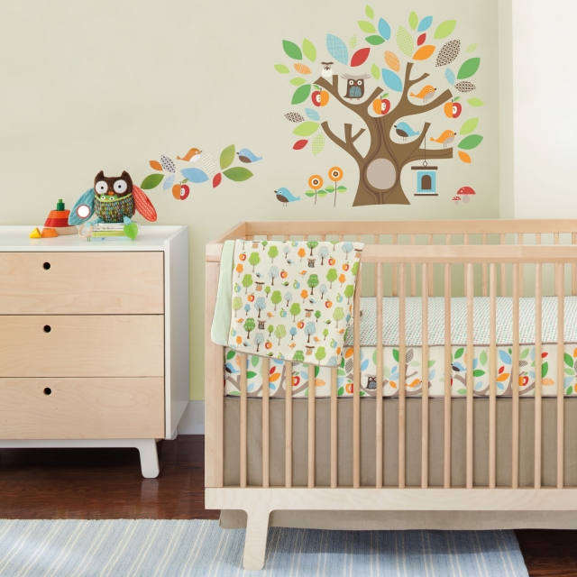 stickers-chambre-bébé-23-belles-idées-décoration-murale-arbre-oiseaux-feuilles-multicolores