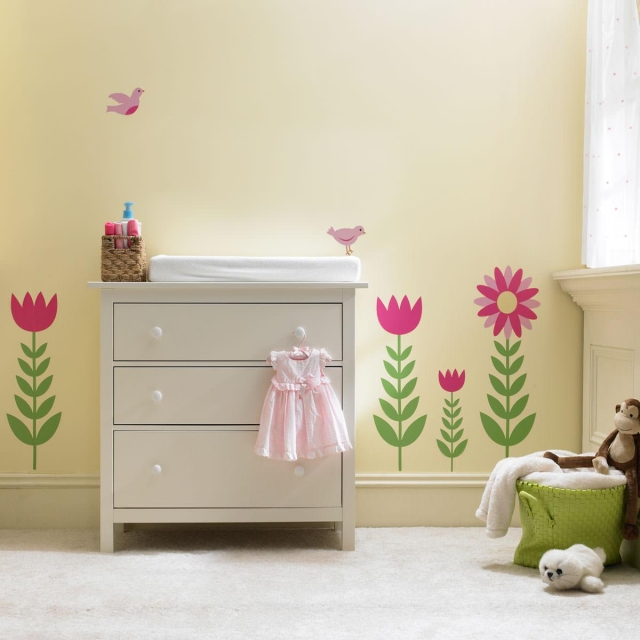 stickers-chambre-bébé-23-belles-idées-décoration-murale-fleurs-rose-vert-oiseaux