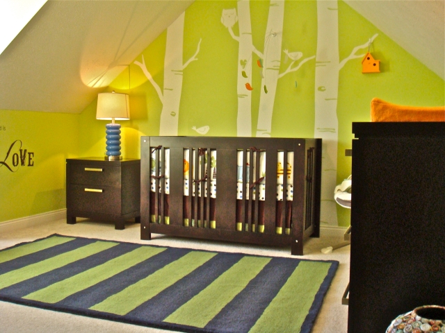 stickers chambre bébé stickers-chambre-bébé-23-belles-idées-décoration-murale-forêt-arbres-blancs-oiseaux