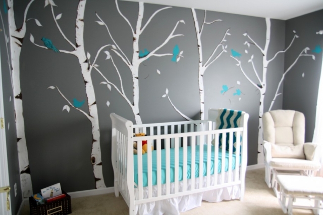 stickers-chambre-bébé-23-belles-idées-décoration-murale-forêt-arbres-bouleaux-argentés-oiseaux-bleus