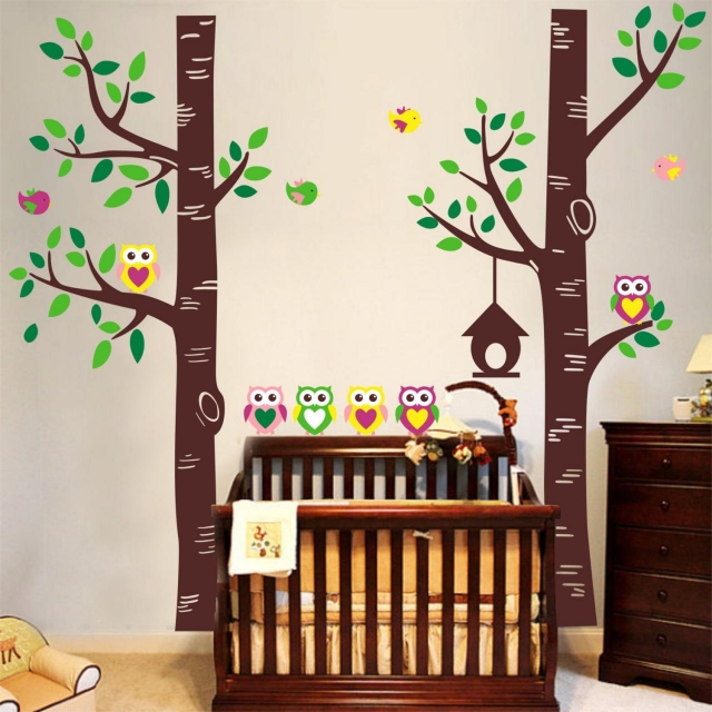 stickers chambre bébé stickers-chambre-bébé-23-belles-idées-décoration-murale-forêt-arbres-marron-hiboux-feuilles-vertes
