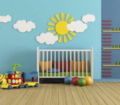 stickers-chambre-bébé-nuages-soleil-peinture-bleu-ciel-parquet