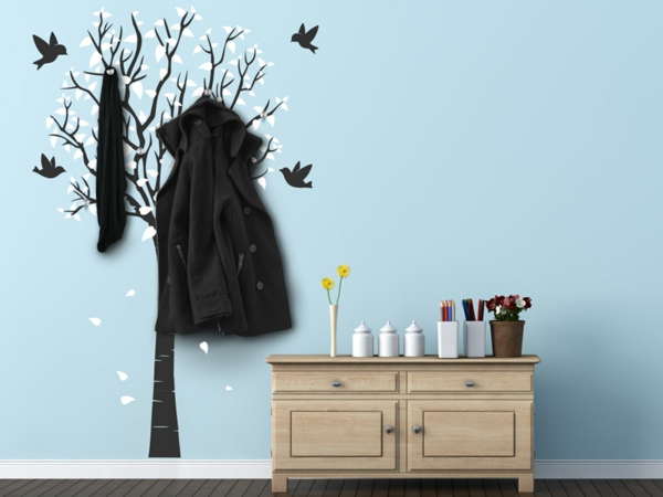 stickers-chambre-crochets-vêtements-20-idées-entrée-arbre-hiver-flacons-neige-oiseaux-noirs-mur-bleu