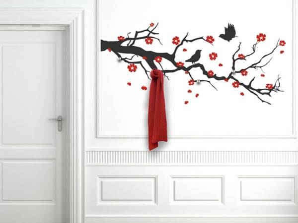 stickers-chambre-crochets-vêtements-20-idées-entrée-arbre-printemps-fleurs-rouges-oiseaux-noirs