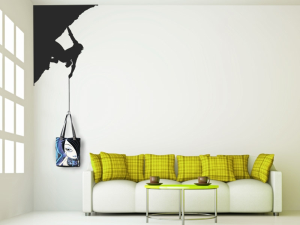 stickers-chambre-crochets-vêtements-20-idées-entrée-canapé-blanc-coussins-jaunes-alpiniste-silhouette-noire-mur-blanc