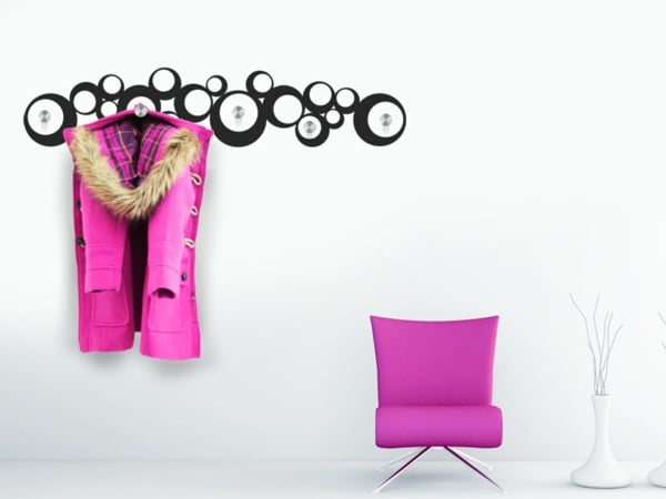 stickers-chambre-crochets-vêtements-20-idées-entrée-cercles-noirs-mur-blanc-idée-élégante-chaise-couleur-cyclamen