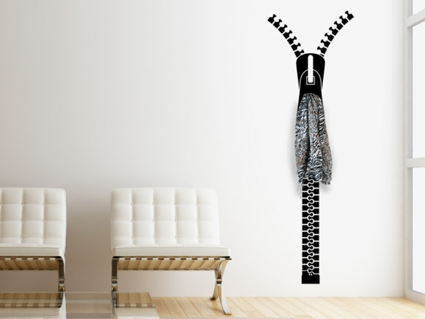 stickers-chambre-crochets-vêtements-20-idées-entrée-mur-blanc-fauteuils-confortables-fermeture-éclair-noire