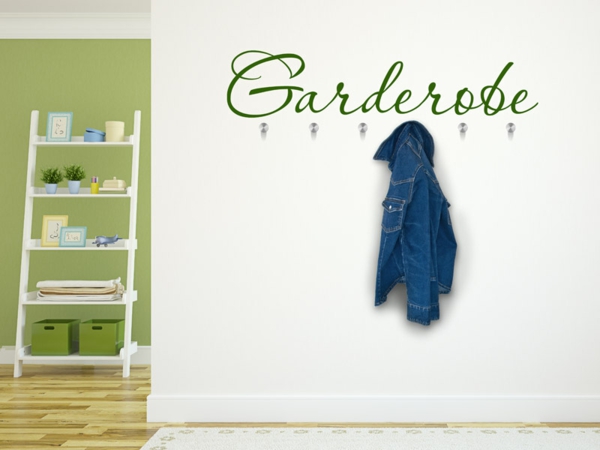 stickers-chambre-crochets-vêtements-20-idées-entrée-mur-blanc-lettrage-vert-Garderobe