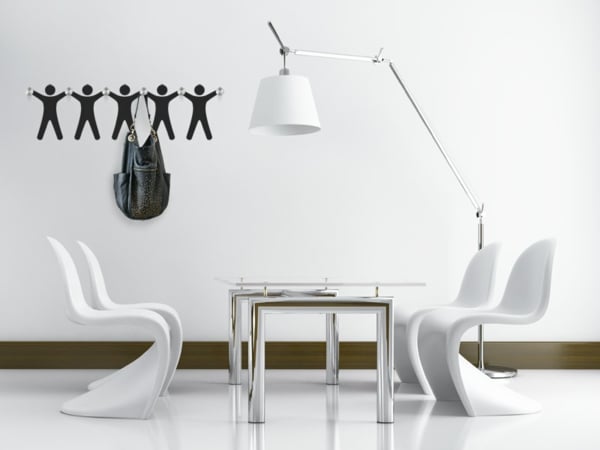 stickers-chambre-crochets-vêtements-20-idées-entrée-murs-chaises-blancs-table-métallique-silhouettes-hommes-noires