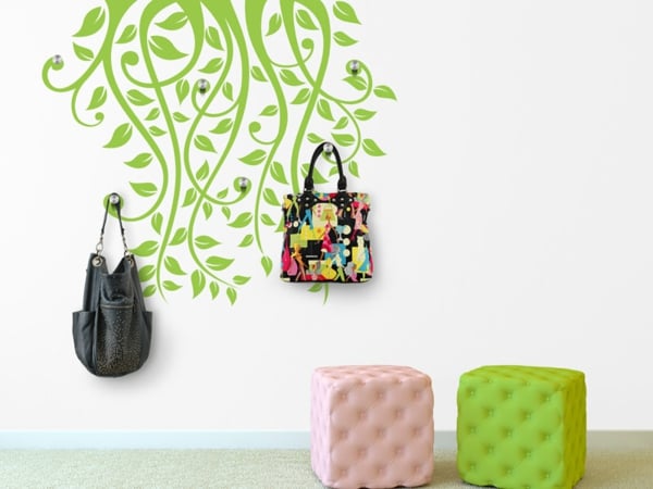 stickers-chambre-crochets-vêtements-20-idées-entrée-plantes-vertes-grimpantes-mur-blanc-tabourets-cubes-vert-rose