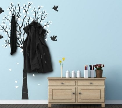 stickers-chambre-crochets-vêtements-20-idées-entrée-arbre-hiver-flacons-neige-oiseaux-noirs-mur-bleu
