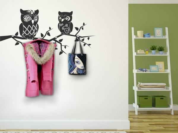 stickers-chambre-crochets-vêtements-20-idées-entrée-hiboux-noirs-branche-feuilles-noires-mur-blanc