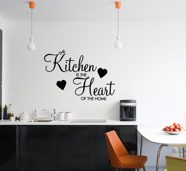 stickers-muraux-cuisine-25-idées-originales-lettrage-noir-original-mur-blanc