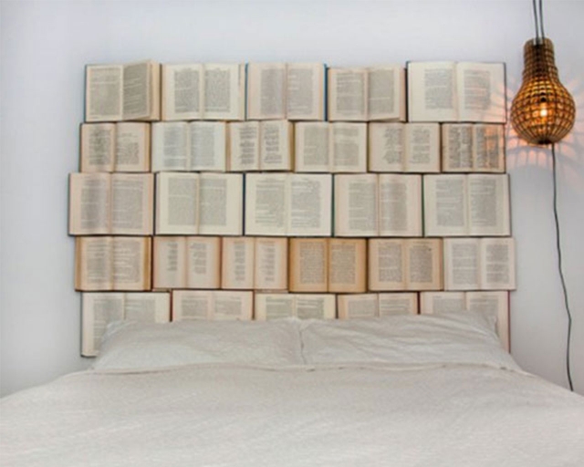 tête-de-lit-originale-chambre-à-coucher-grand-lit-rangement-livres
